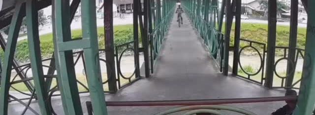 Homem é preso em Santa Catarina após empurrar vítima de passarela; VEJA VÍDEO