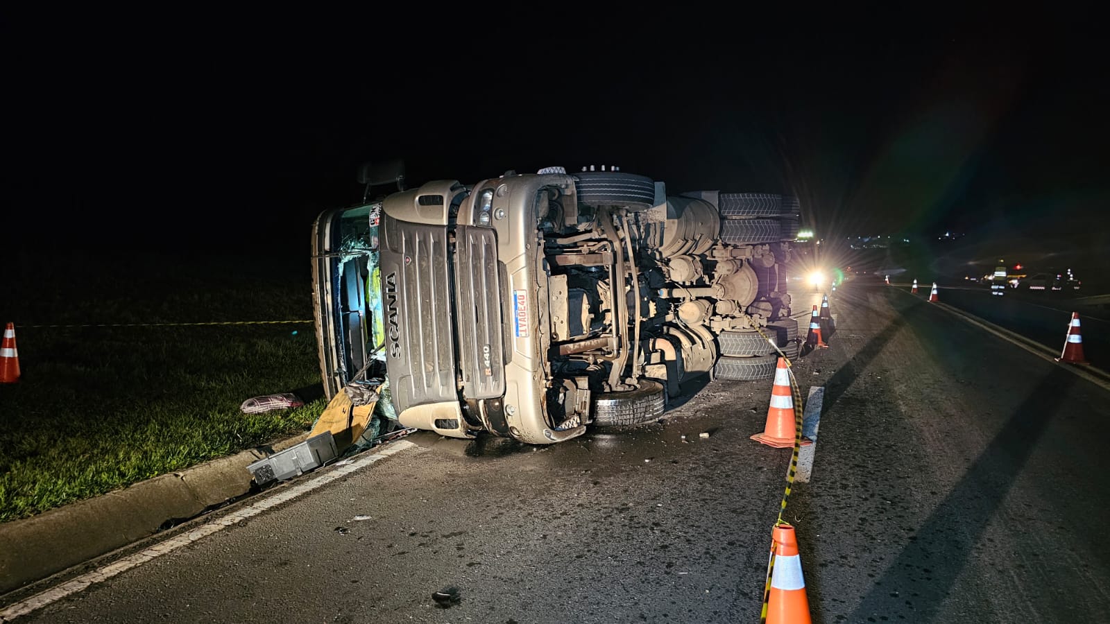Motorista morre em tombamento de carreta carregada com papéis na BR-116; VEJA VÍDEO