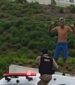 Jovem em surto psicótico causa caos em Belo Horizonte e é contido pela Polícia Militar; VEJA VÍDEO