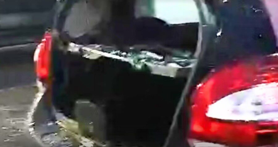 Raio provoca explosão em vidro de carro durante tempestade em MG; VEJA VÍDEO