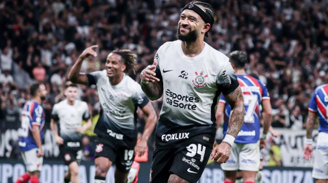 Memphis Depay comemora o segundo gol que marcou para o Corinthians contra o Bahia