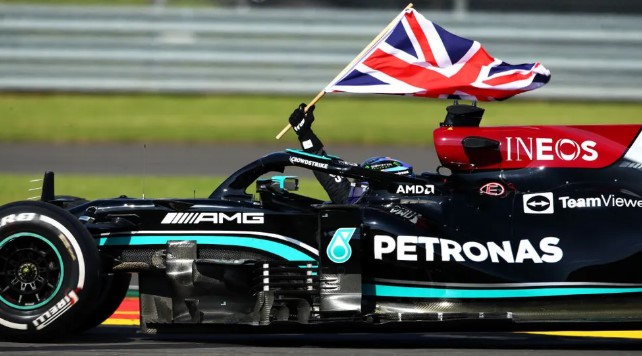 Lewis Hamilton comemora oitava vitória no Circuito de Silverstone com bandeira britânica