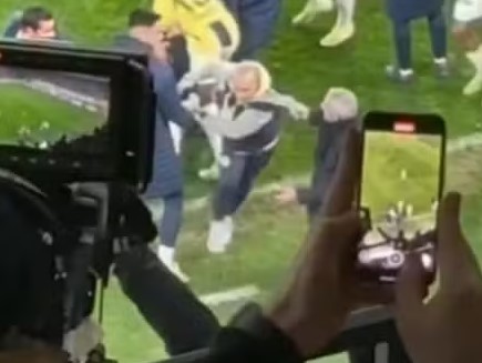 Mourinho Puxa Assistente Durante Gol do Fenerbahçe e Causa Repercussão