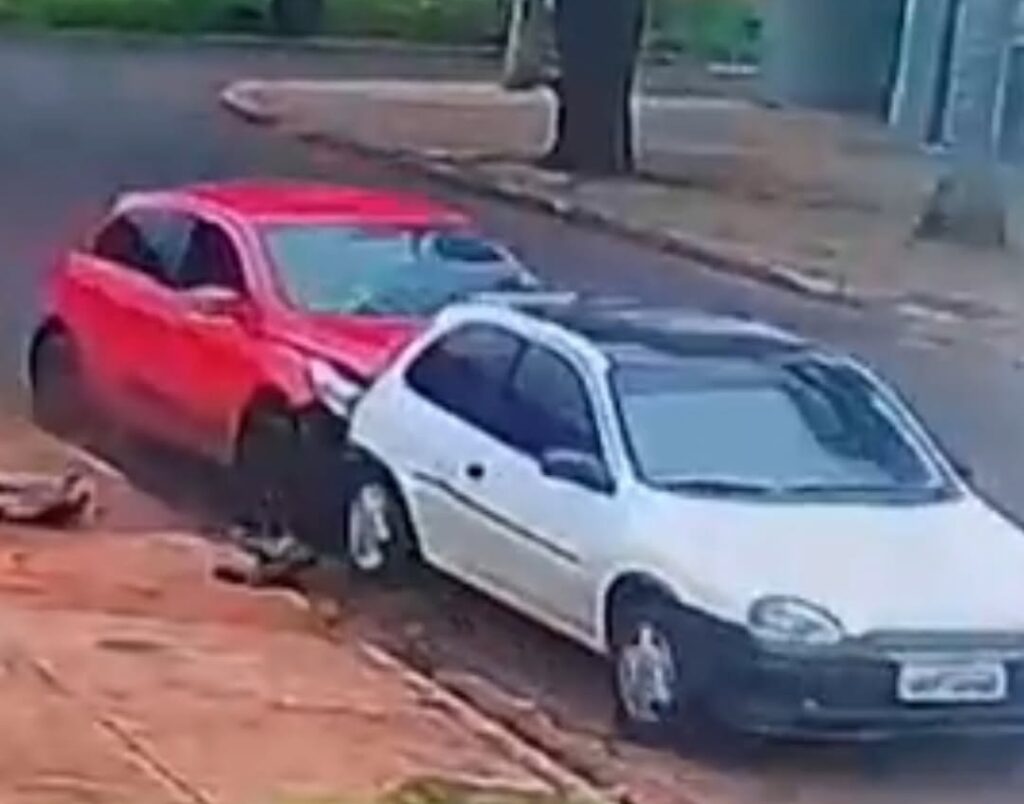 Motorista perde controle e bate em carro estacionado durante fuga no MS; VEJA VÍDEO