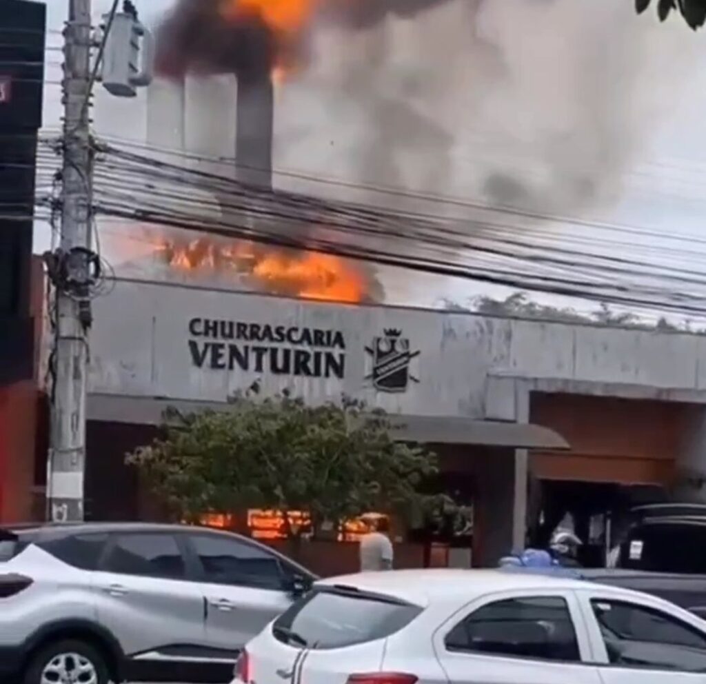 Churrascaria tradicional em Balneário Camboriú pega fogo e bombeiros evitam tragédia; VEJA VÍDEO