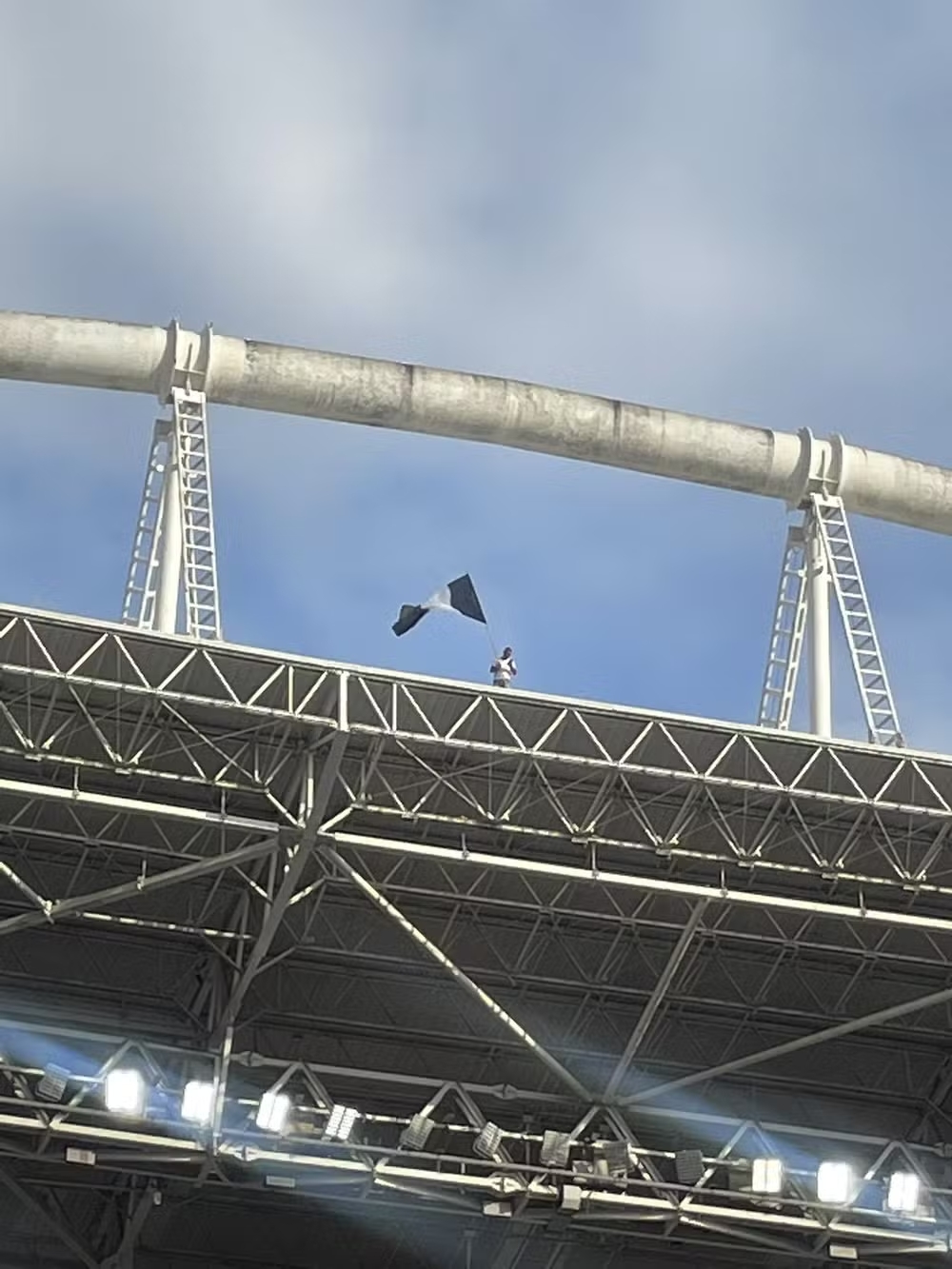 Torcedor do Botafogo Viraliza ao Subir no Telhado do Nilton Santos Durante Fan Fest