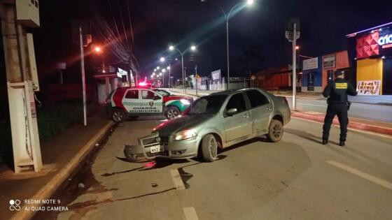 Motorista embriagado abandona veículo após colidir com poste em Várzea Grande
