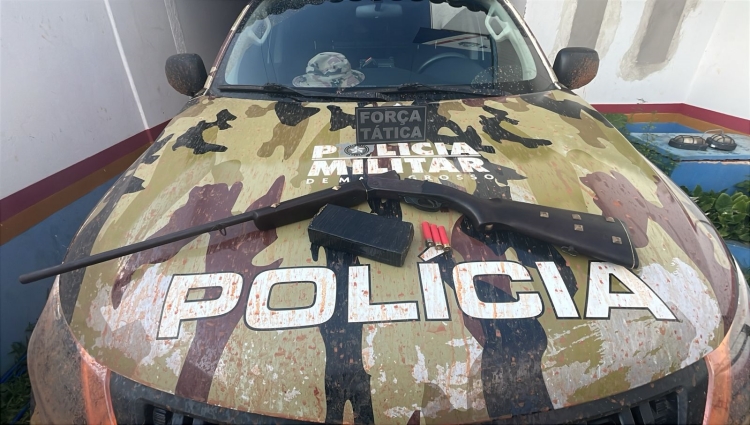 Membro de facção é abordado pela PM em carro transportando crianças, drogas e arma