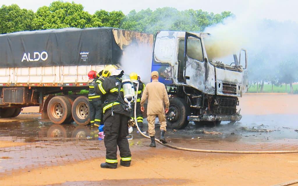 Incêndio destrói carreta em rodovia de Sorriso