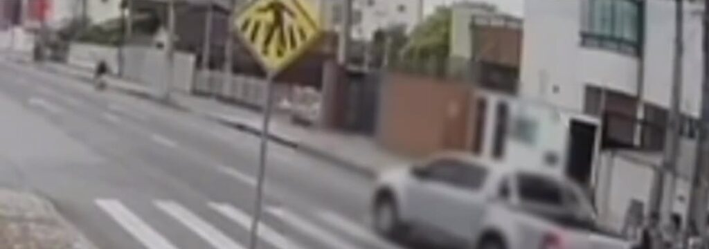 Criança de 7 anos é atropelada em Joinville ao atravessar faixa de pedestres; VEJA VÍDEO