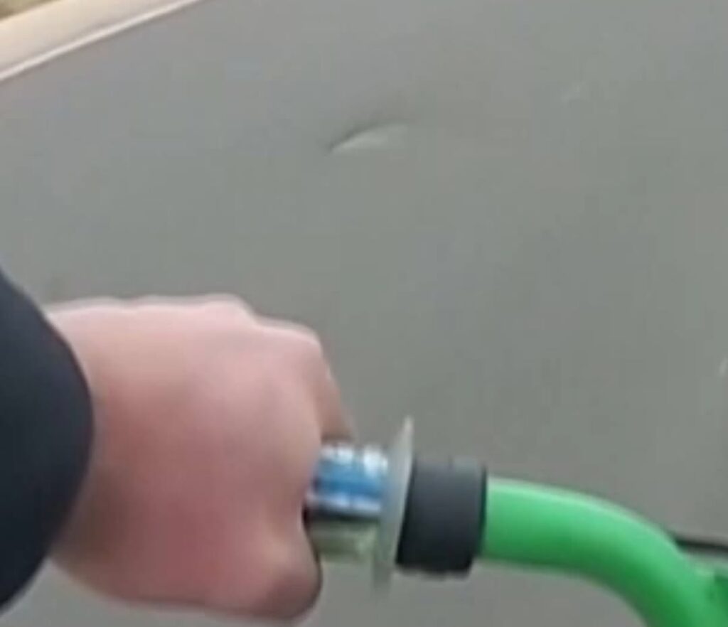 Policial usa bicicleta infantil para perseguir suspeito nos EUA; VEJA VÍDEO