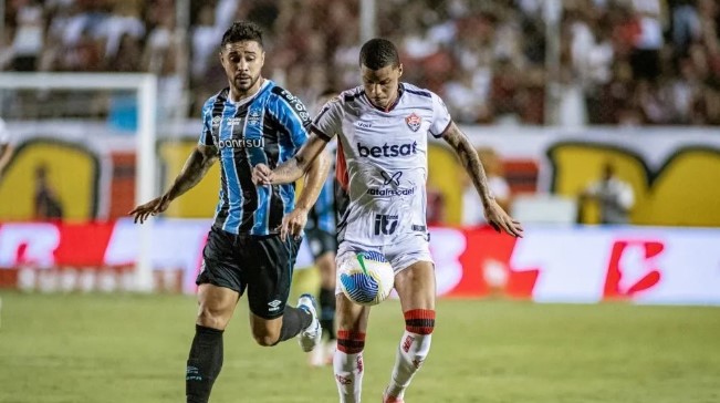 João Pedro, do Grêmio, e Janderson, do Vitória, disputam bola durante jogo no Barradão