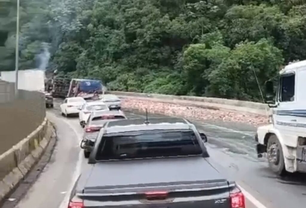 Carreta carregada de cerveja tomba na BR-376 e causa congestionamento em Guaratuba; VEJA VÍDEO