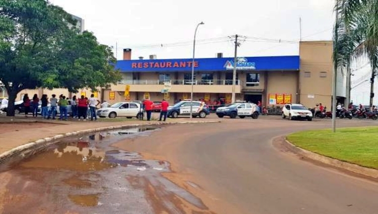 Funcionário de supermercado são socorridos em estado grave após explosão