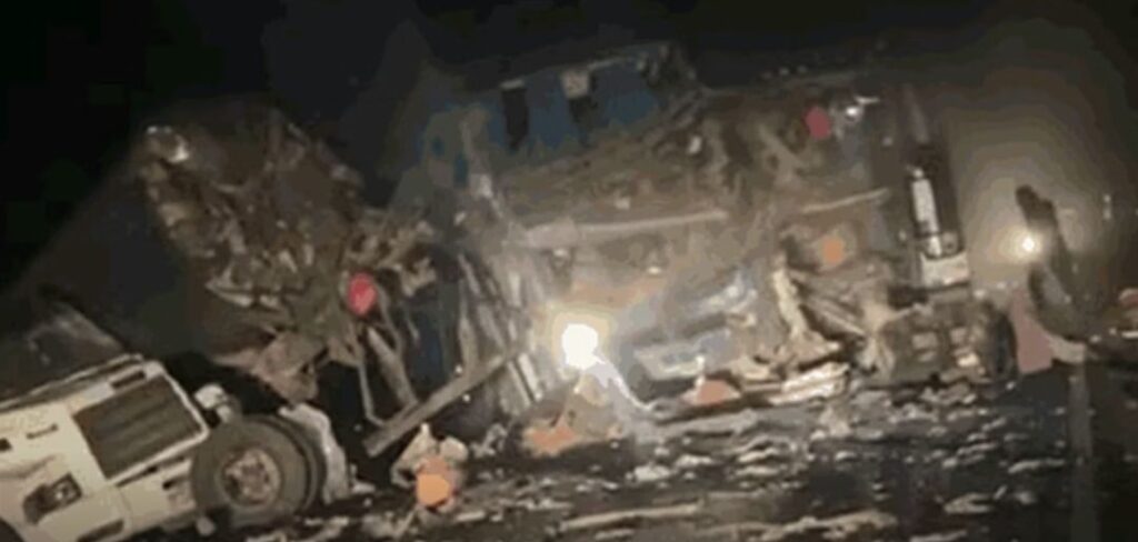 Colisão entre dois ônibus de turismo e carreta deixa 5 mortos e 21 feridos na Bahia; VEJA VÍDEO