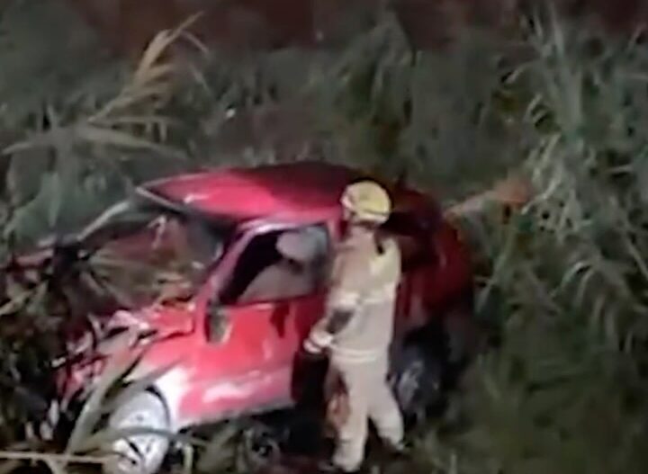 Carro cai em linha férrea no Distrito Federal após desviar de rota; VEJA VÍDEO