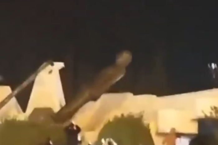 Rebeldes derrubam estátua de Hafez al-Assad na Síria; VEJA VÍDEO