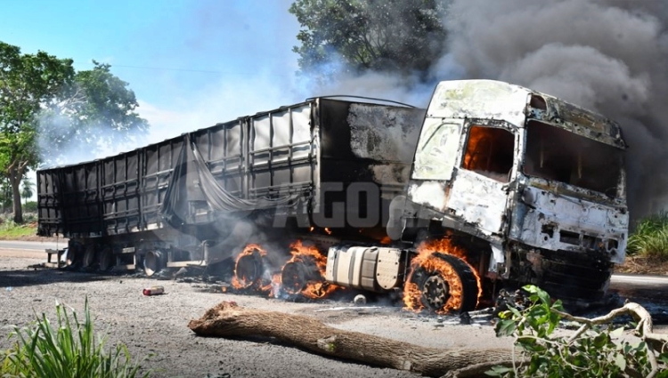 Incêndio Destrói Veículo e Interdita Rodovia