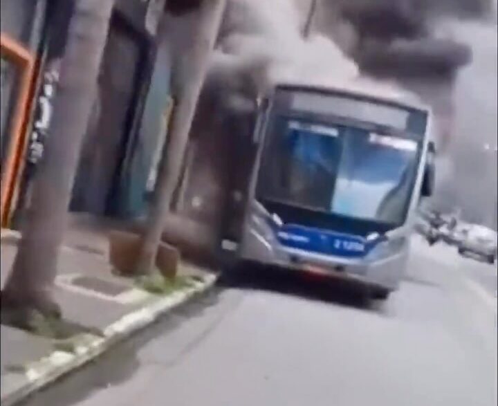 Incêndio em ônibus em São Paulo causa desvios de linhas de transporte; VEJA VÍDEO