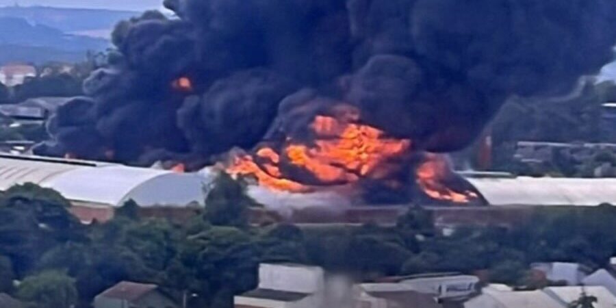 Incêndio de grandes proporções atinge Canoas Shopping, no RS; VEJA VÍDEO