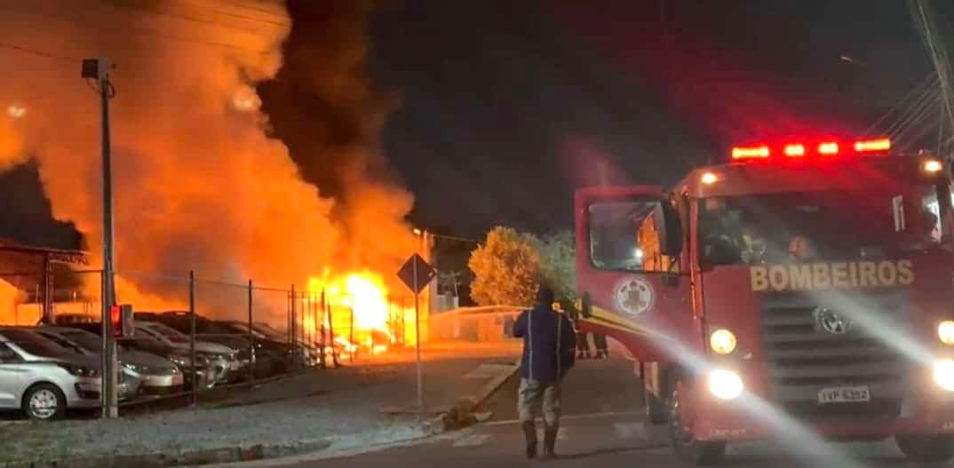 Incêndio destrói vários veículos em garagem de Sinop