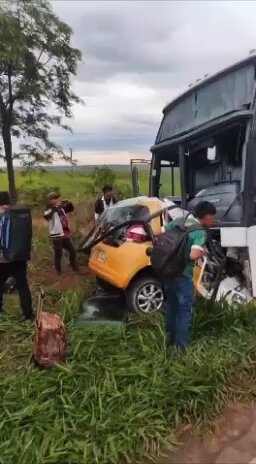 Colisão entre ônibus e carro de empresa de internet