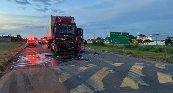 Caminhoneira morre em colisão entre duas carretas em MT