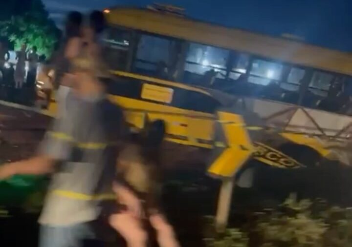 Ônibus escolar e carreta deixam vítimas presas às ferragens em colisão grave na BR-163; VEJA VÍDEO