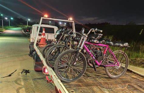 Policiais pilotam bicicletas motorizadas apreendidas em ação inusitada