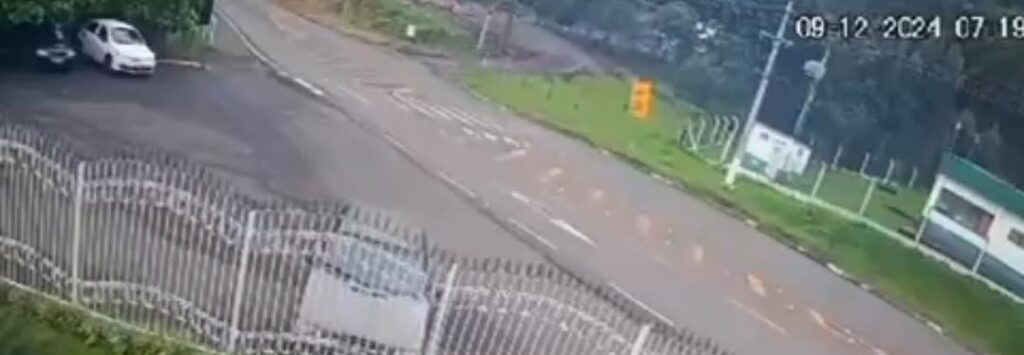 Carro inclina em duas rodas e quase capota em ultrapassagem perigosa em SC; VEJA VÍDEO