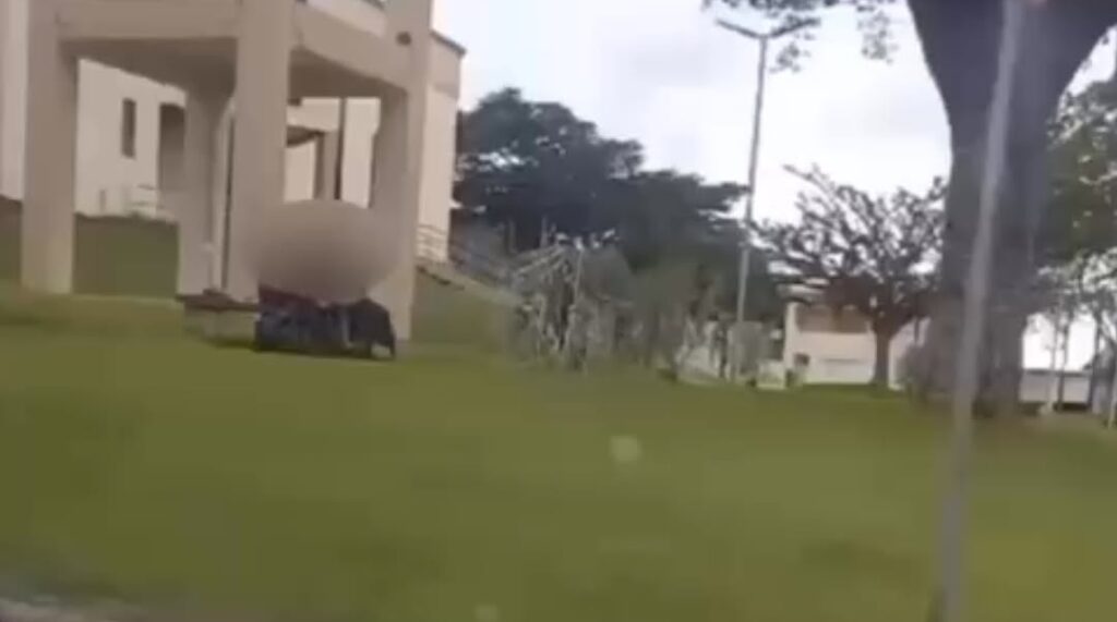 Casal em situação de rua é flagrado em atos obscenos perto de igreja em SC e gera revolta; VEJA VÍDEO