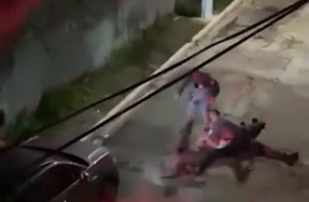 Policial Militar pisa na cabeça de homem durante abordagem em SP; VEJA VÍDEO