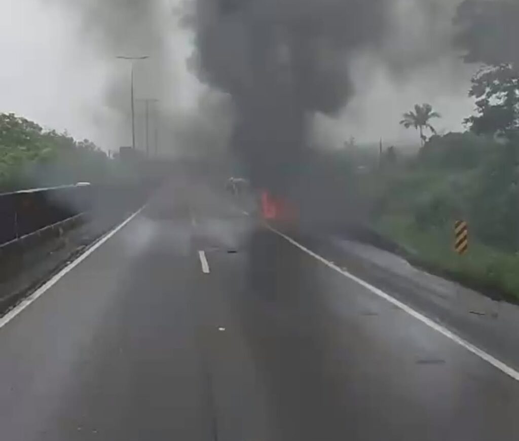 Caminhonete pega fogo e interdita BR-101 em Santa Catarina causando congestionamento de 7 km; VEJA VÍDEO