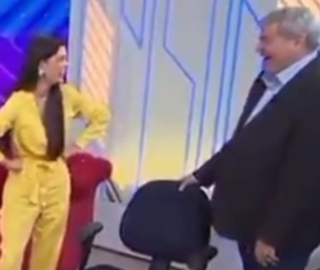 Datena invade programa "Fofocalizando" e leva cadeira icônica em clima descontraído; VEJA VÍDEO