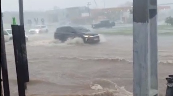 Rodovia de MT vira rio de lama com chuva