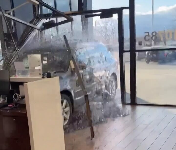 Homem invade concessionária com carro recém-comprado após reclamação de defeito nos EUA; VEJA VÍDEO