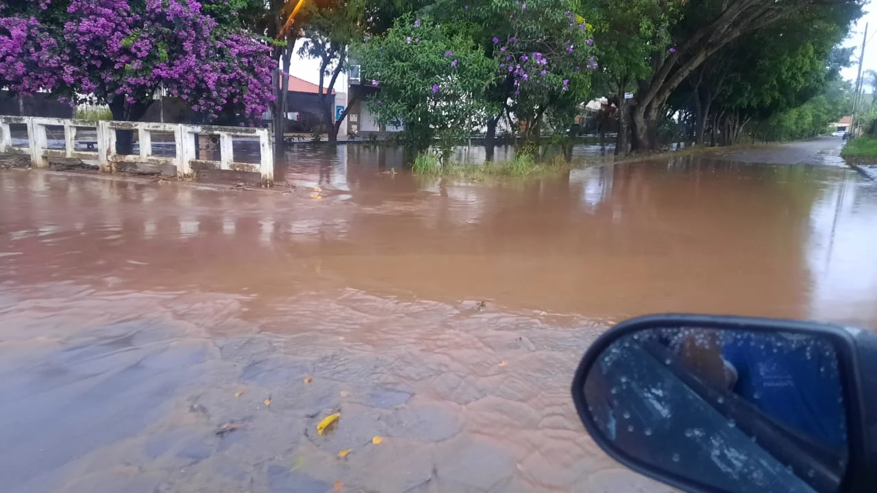 Moradores enfrentam caos com alagamentos após forte chuva