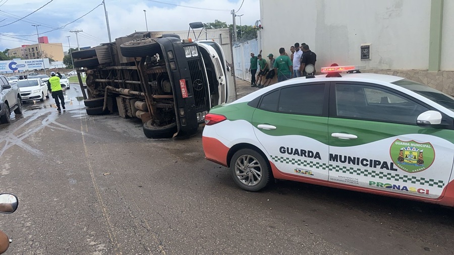 Caminhão Tomba e Gera Trânsito Caótico em Várzea Grande