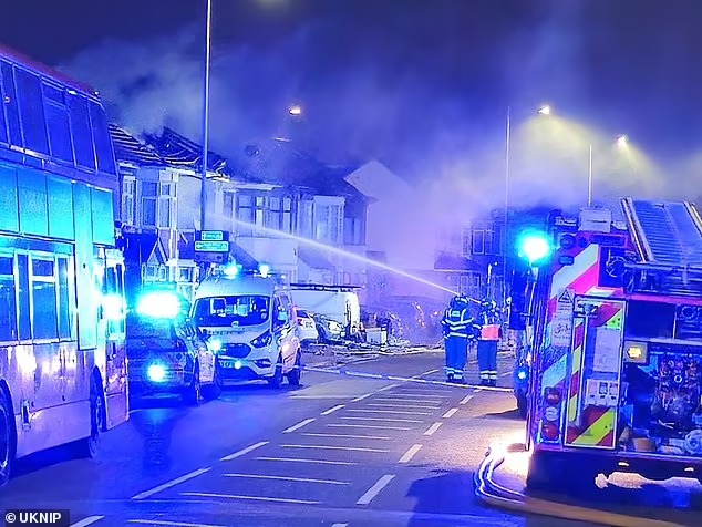 Explosão destrói terraço de casa em Londres e deixa moradores em choque; VEJA VÍDEO