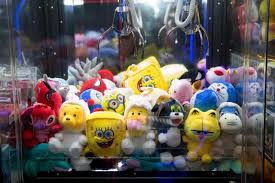 Menino de três anos fica freso em máquina de pegar bichos de pelúcia em cidade do MS; VEJA VÍDEO