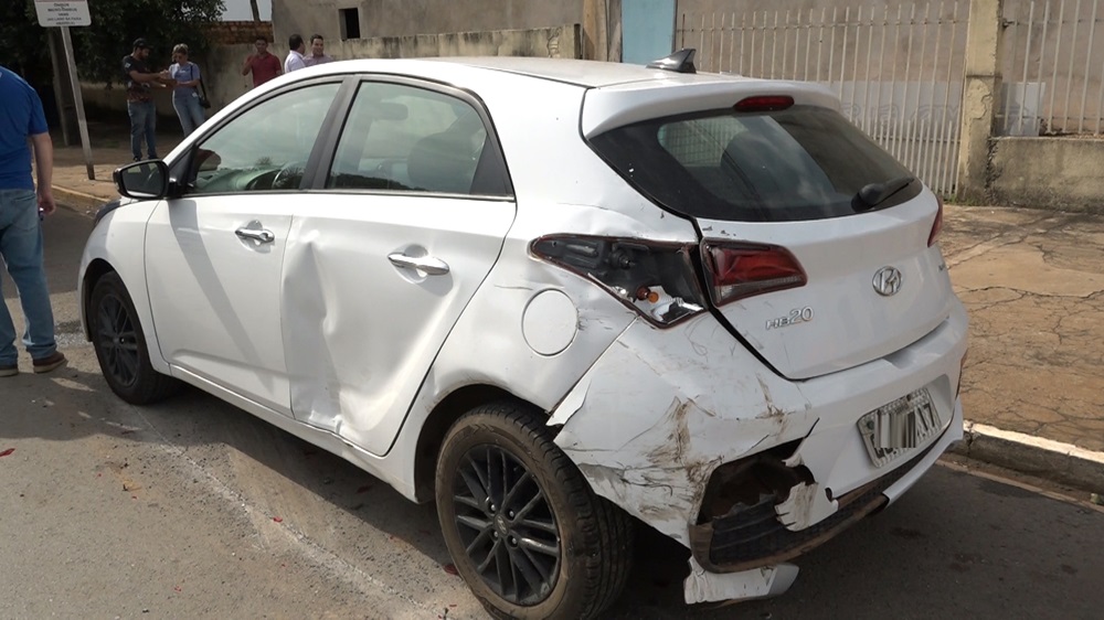 Condutor de Ford Ranger perde roda e colide com carros estacionados