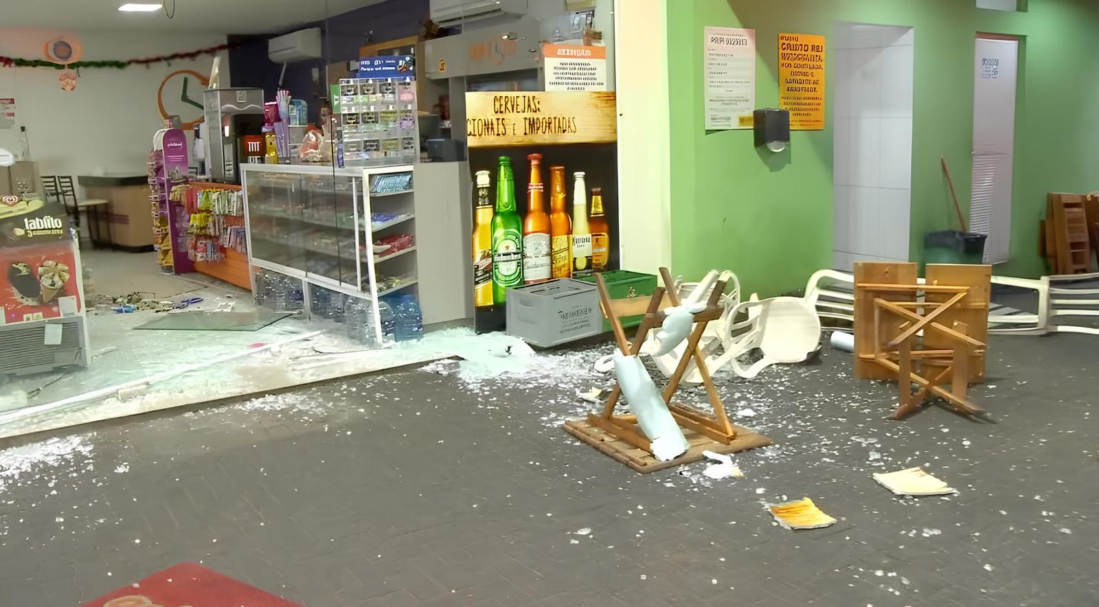 Homem invade loja de conveniência com carro após discussão envolvendo cerveja congelada; VEJA VÍDEO