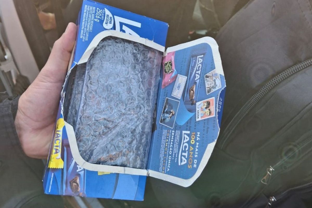 Policial penal é preso ao tentar entrar em presídio com celulares escondidos em caixa de bombons