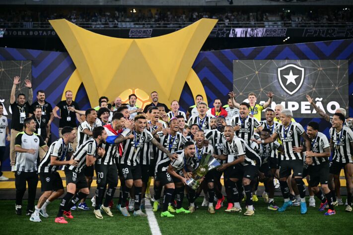 Botafogo encerra temporada histórica com desafios para 2025, com saídas confirmadas e negociações para renovar elenco.