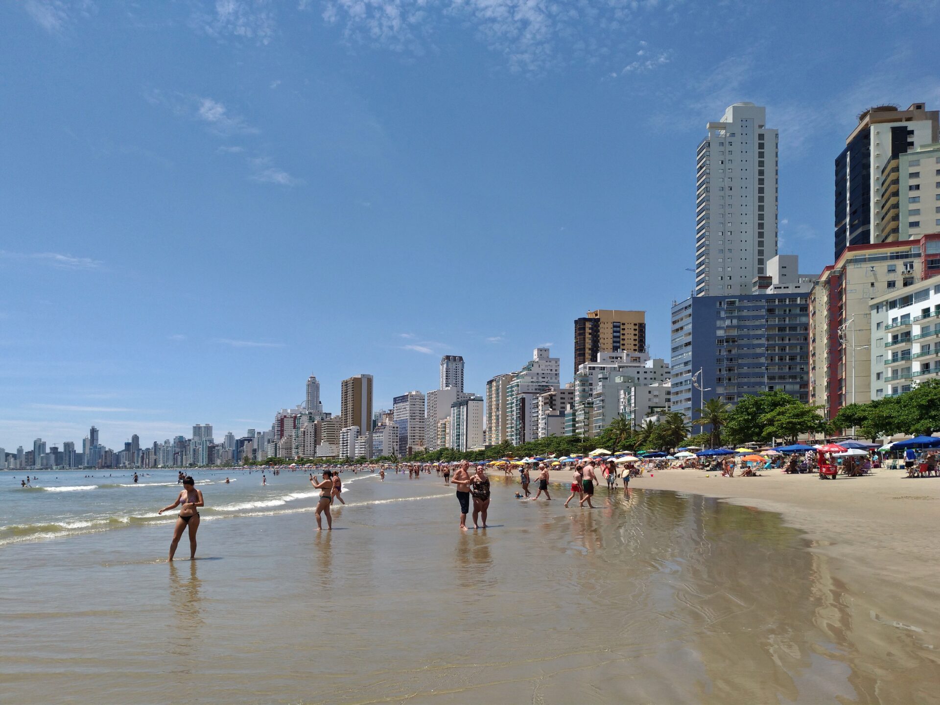 Homem salva turista chilena de afogamento em praia de SC mas sofre lesão, confira o desfecho impactante; VEJA VÍDEO