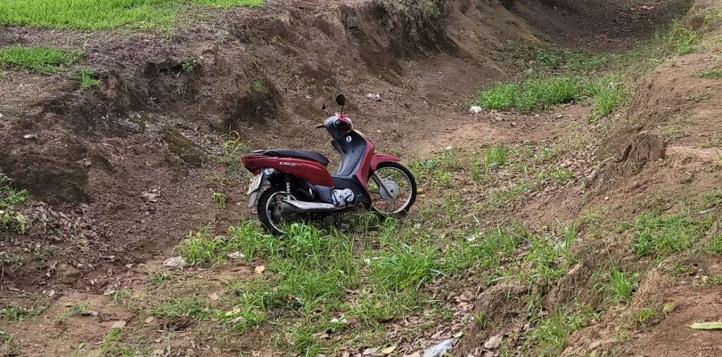 Motociclista cai em valeta após colisão com outra em bairro de Sinop