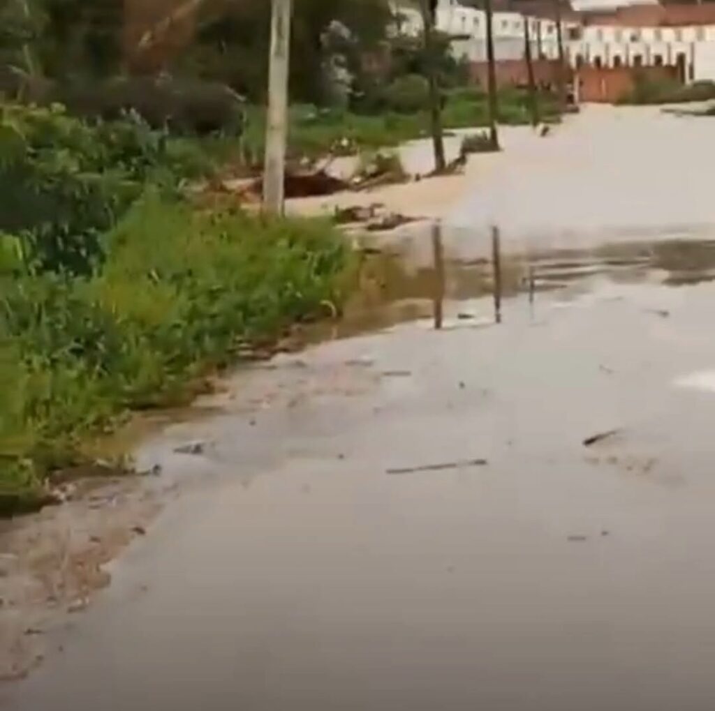 Moradores de Várzea Grande enfrentam enxurradas e estragos após chuva forte; VEJA VÍDEO