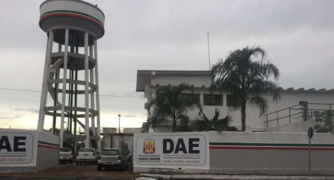 O incidente ocorreu em plena via pública, quando o veículo da DAE, um carro institucional utilizado para a distribuição de água, seguiu seu trajeto pela cidade.