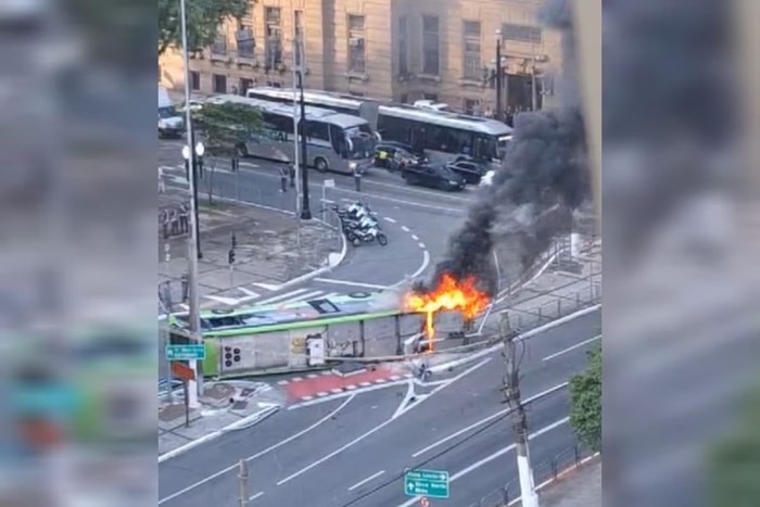 O ônibus, que estava em operação na linha 3139/10 Jd. Vl. Formosa – Praça João Mendes, princípio de incêndio após o tombar, como a SPTrans informou.