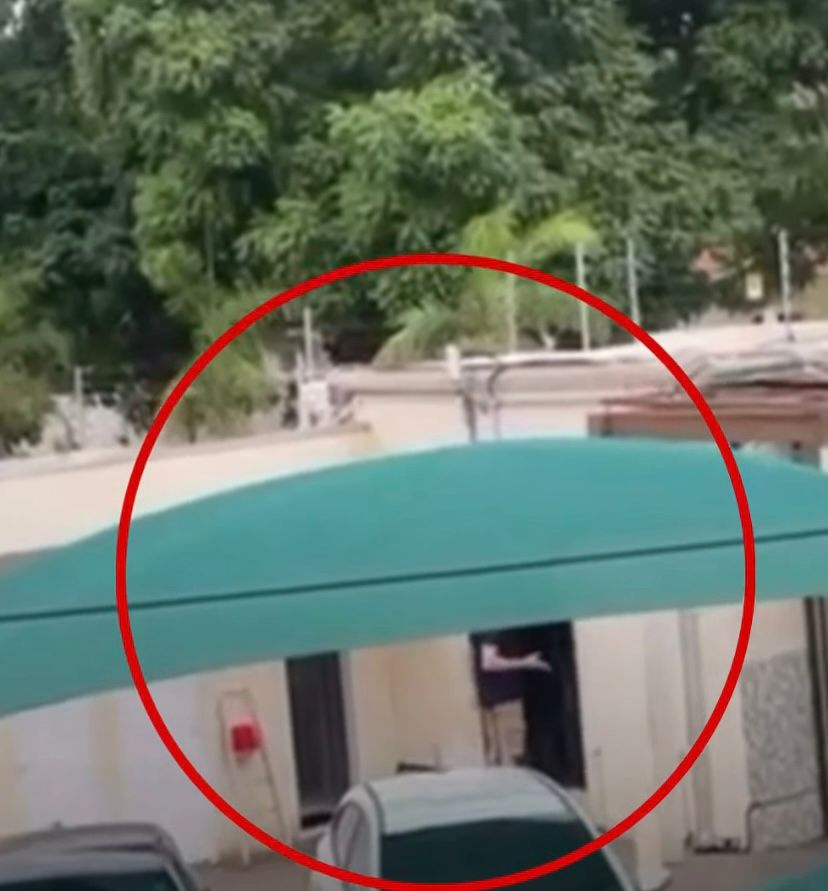 Vídeo mostra momento em que morador aponta arma para zelador